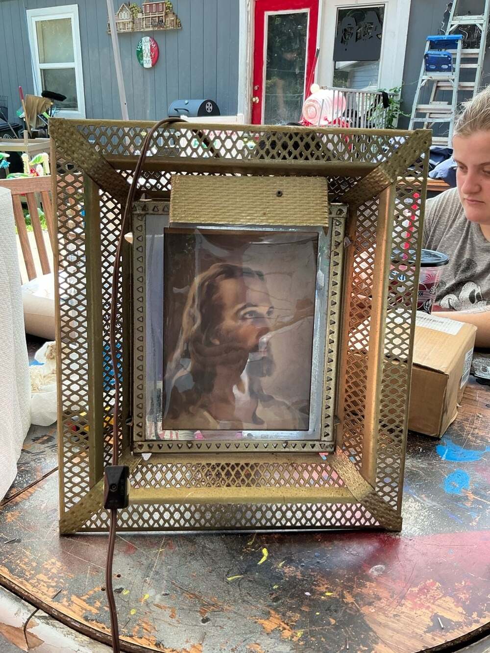 Vintage Mid-Century Lighted Religious Portrait of Jesus in Gold Metal Mesh Frame